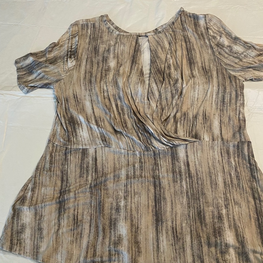 New woman’s top multi colors of brown, beige and white with keyhole front